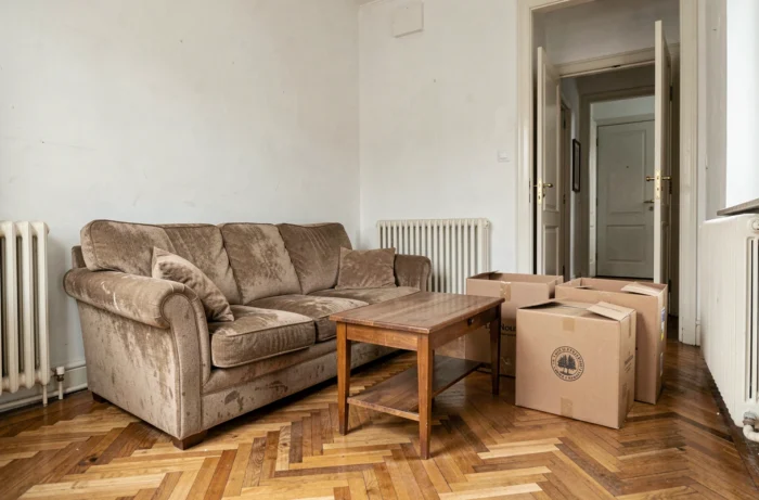 Salon avec meubles anciens regroupés près de la porte avant un débarras gratuit à domicile